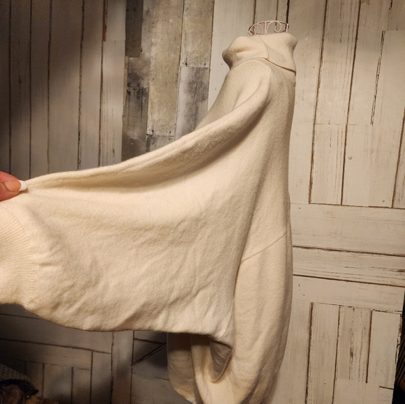 A symmetrical turtle neck sweater. - Picture 4 of 6